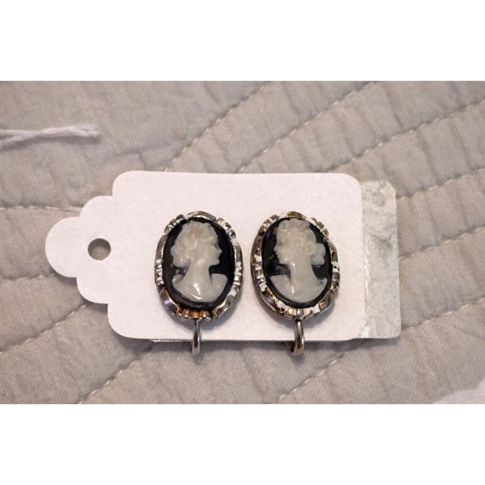 Vintage Black And White Cameo Clip On Earrings - Picture 2 of 2
